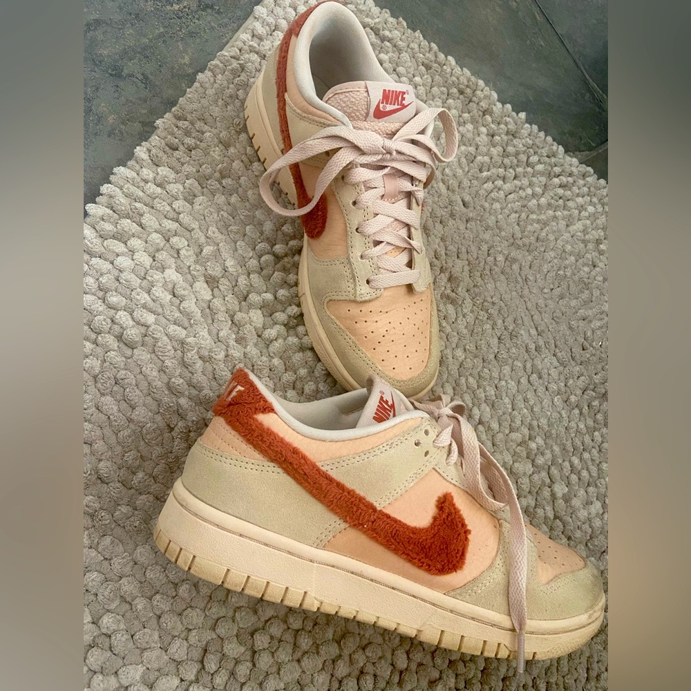 Nike Women's Athletic Shoes in Beige and Rust